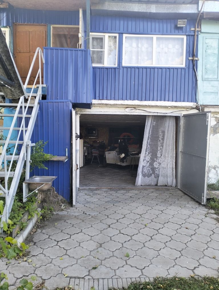 Продам двухэтажный гагажВарианты