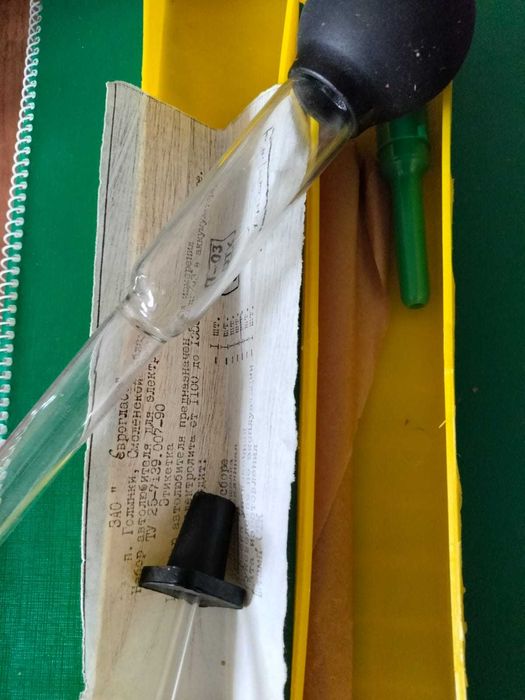 Продаю набор автолюбителя ареометр для измерения плотности электролита