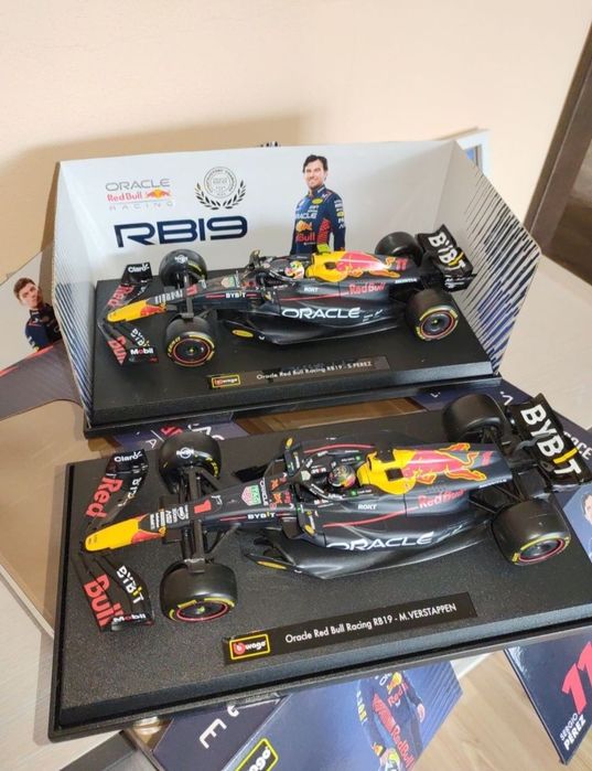 Macheta F1 1:18 Red Bull RB19 2023 Verstappen golden helmet, Perez