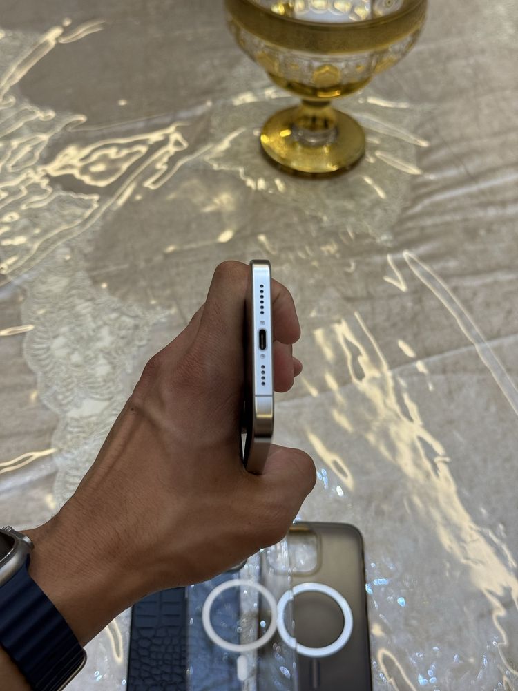 iPhone 15 Pro Max White Titanium ochilmagan bir qol