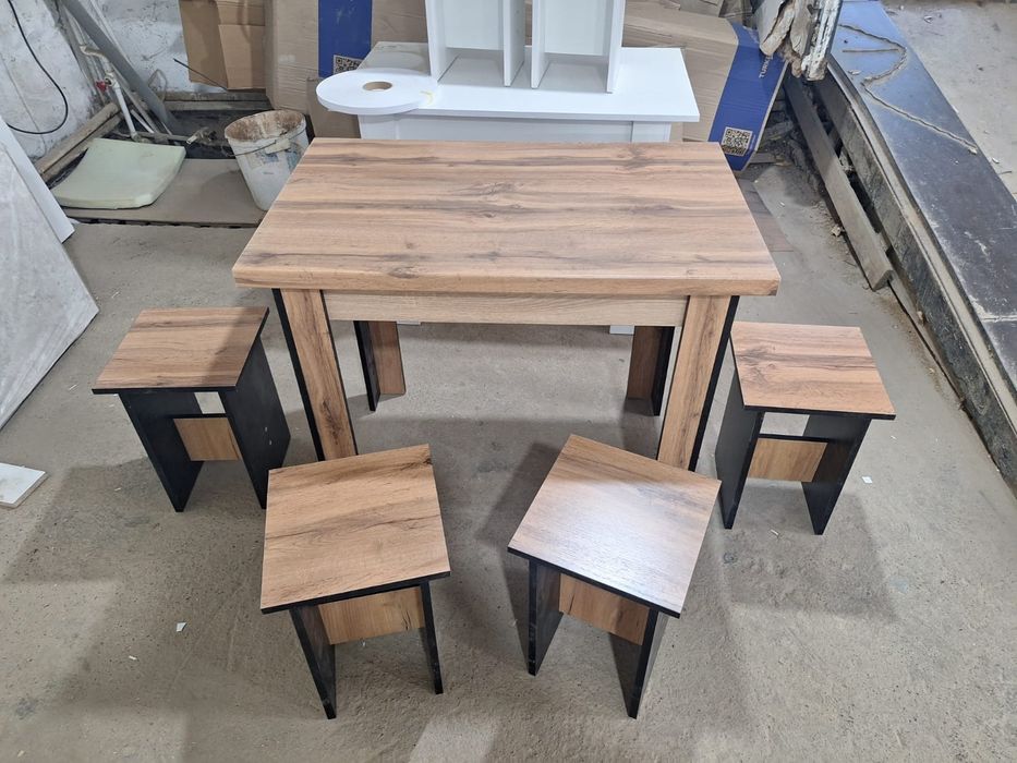 Продам новые стол и 4табуретки.