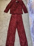 костюм(пиджак и брюки) из пайеток, цвета бургунди
