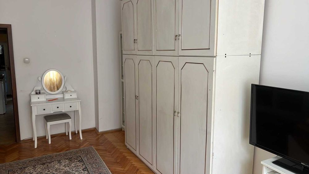 Дава се под наем Двустаен апартамент в София, Център - 83 кв.м за 418.2 € - Снимка #2