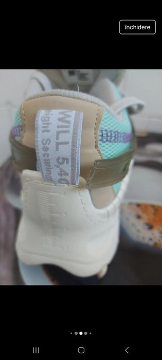 Adidasi coloati purtati