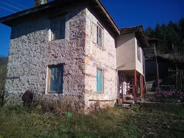 КЪЩА Родопите, двуетажна, каменна, слънчева