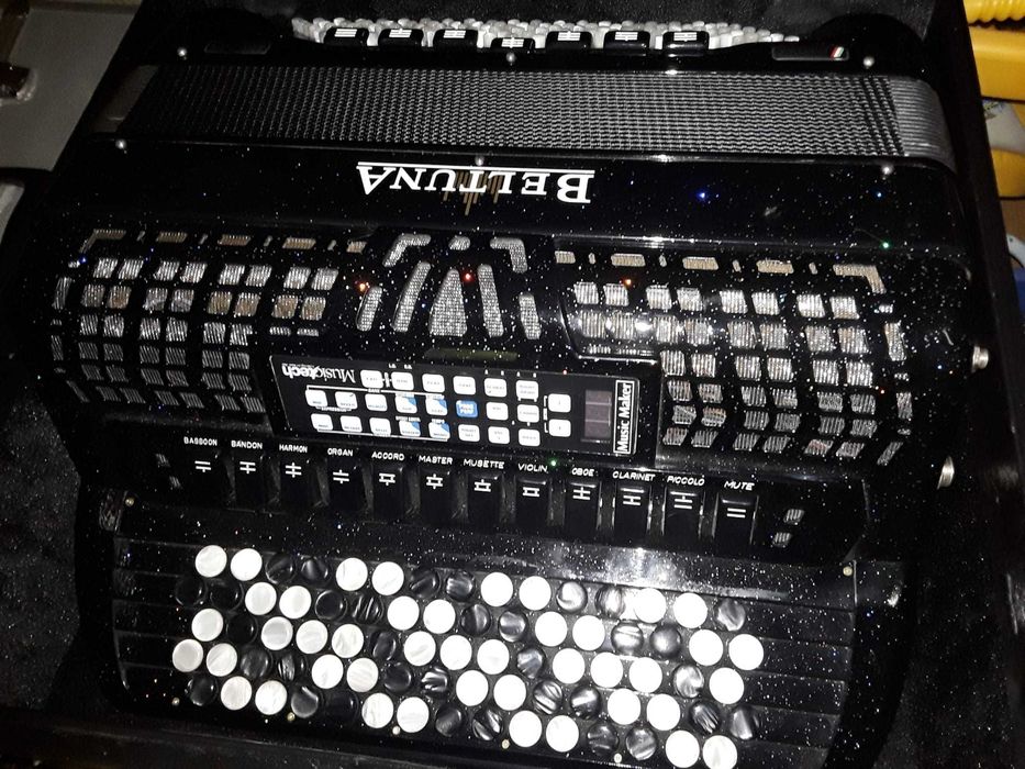 Vind acordeon Beltuna cu midi și cassotto 120 bași și alte armonici...