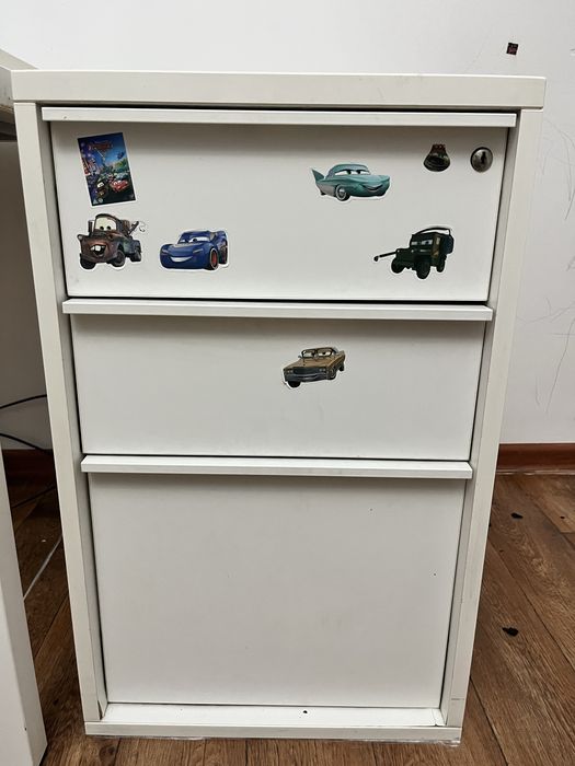 Тумбочка с 3 мя выдвижными полками