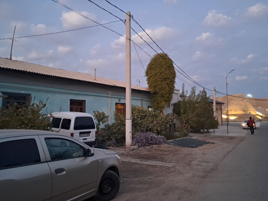 Уй сотилади йул усти 400 кв ота дарвозага якин