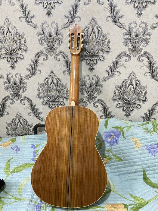 Classica gitara sotiladi pul zarur