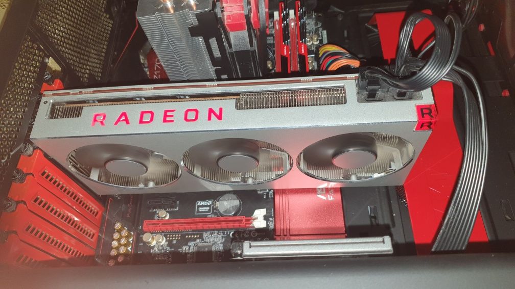 Компютър с Radeon VII