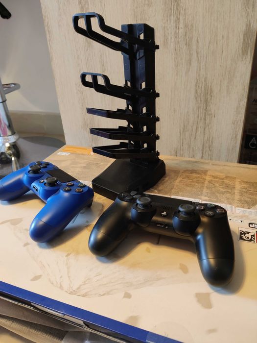 PS4 pro impreuna cu 2 controllere, suport pentru controller