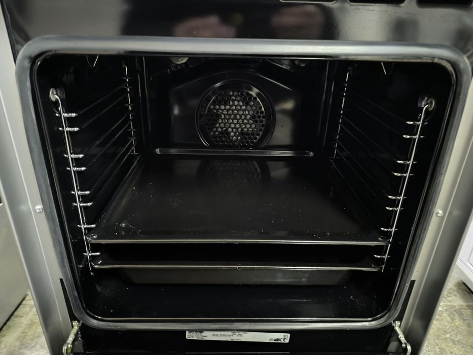 Свободностояща печка Gorenje E54V3-E7  с керамичен плот  чисто нова .
