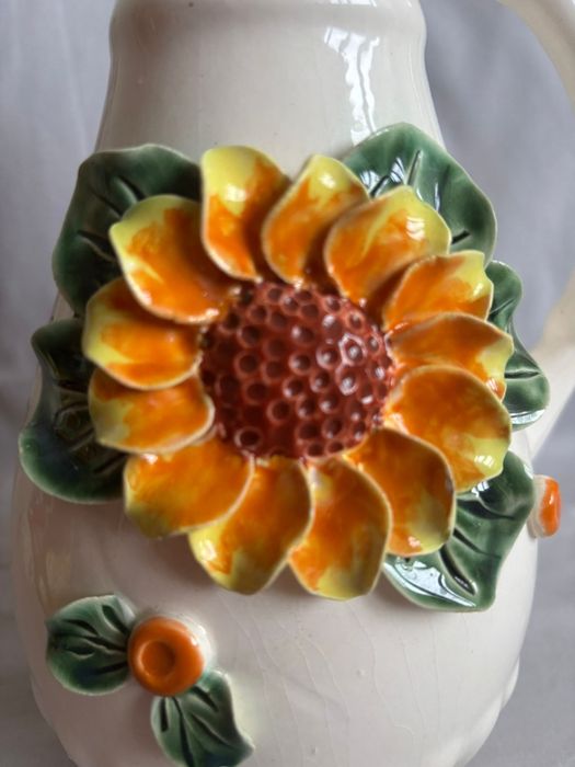 Керамична кана 1,4л; ръчна изработка; с релефни цветя