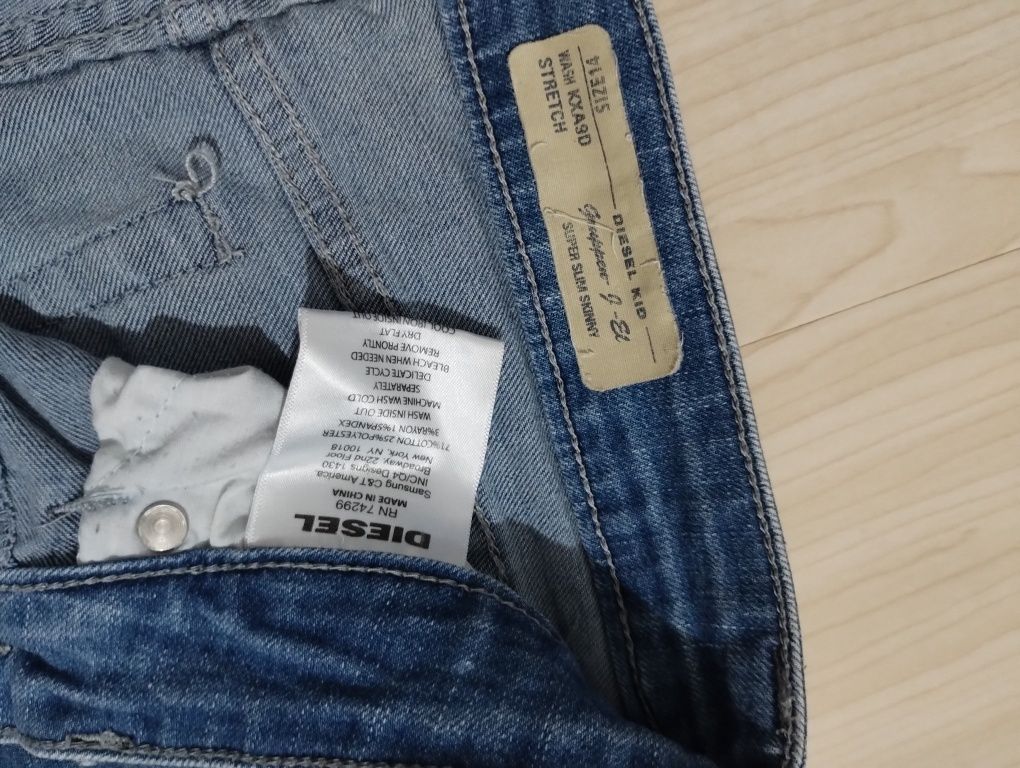 Doua perechi blugi copii ,marca Guess și Disse ambele la 100 leil