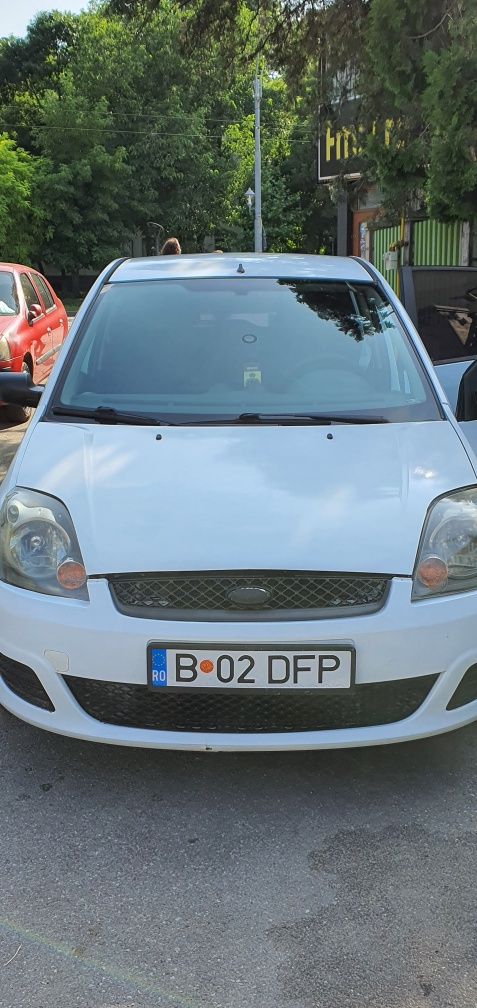 Vând Ford fiesta