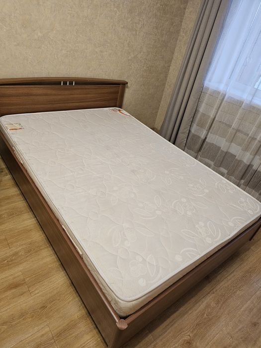 Кровать с матрасом !