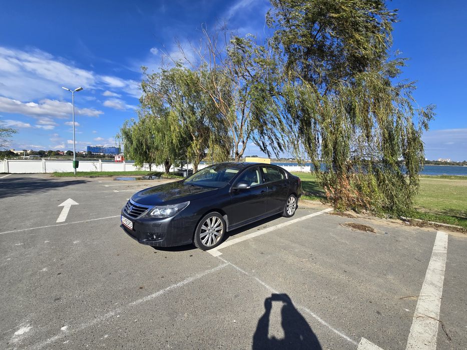 Renault Latitude 2.0 dci - Initiale paris