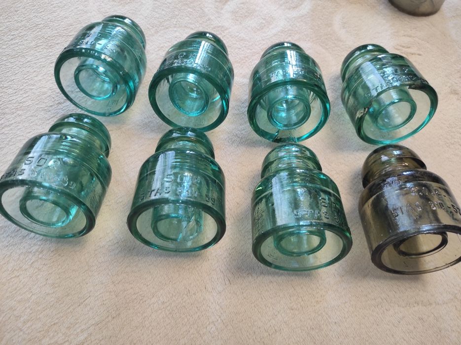 Izolatori vechi din sticla