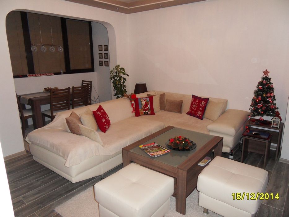 Холна маса със стъклен плот