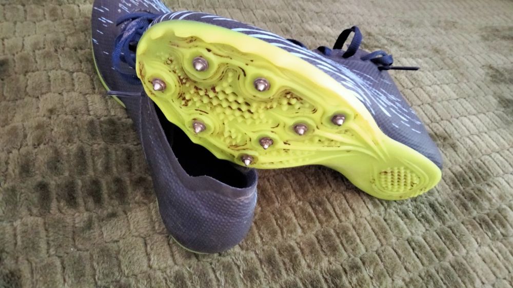 Vând adidași cu cuie,special pentru alergat.