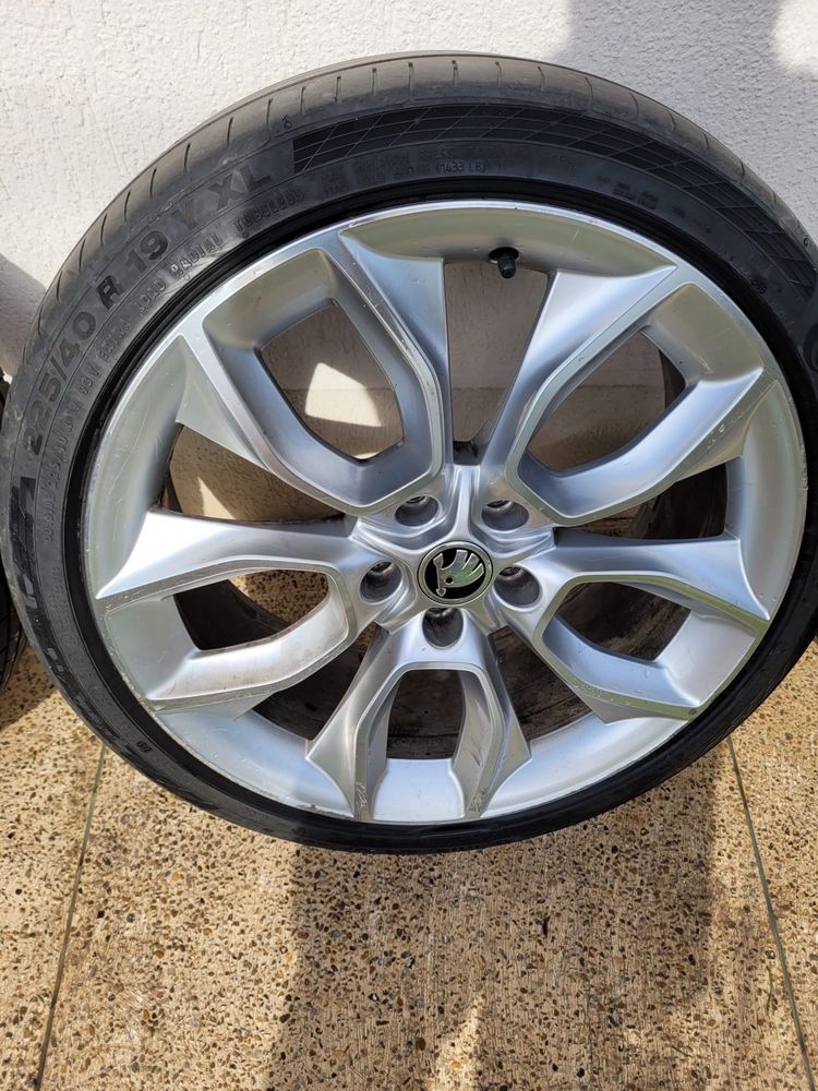 Jante 19" cu anvelope de vara Skoda Karoq 225 40 R19 originale