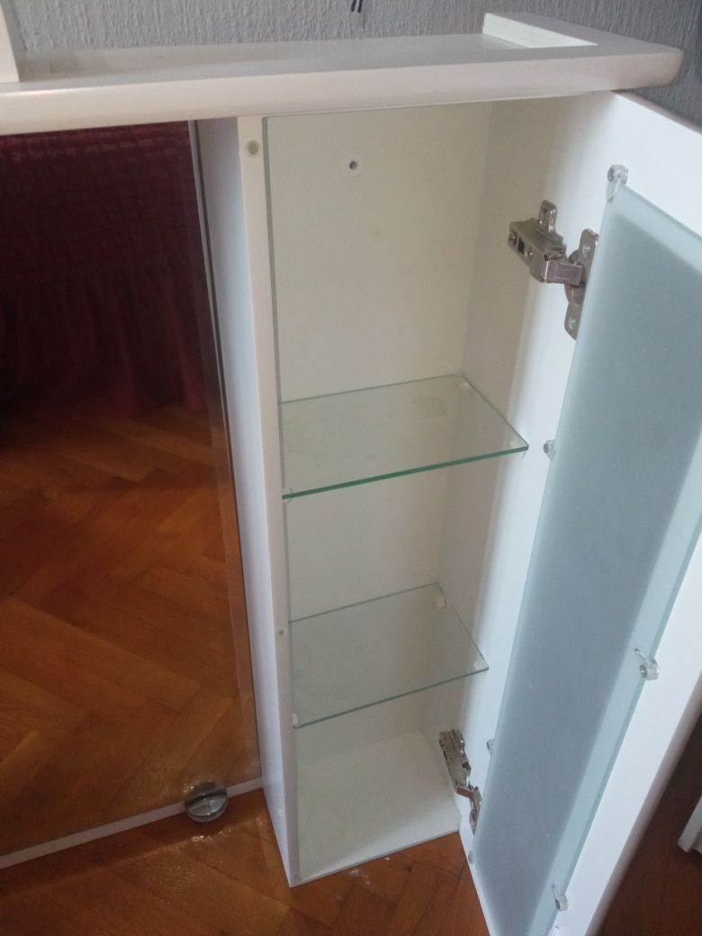 Продавам шкаф за баня