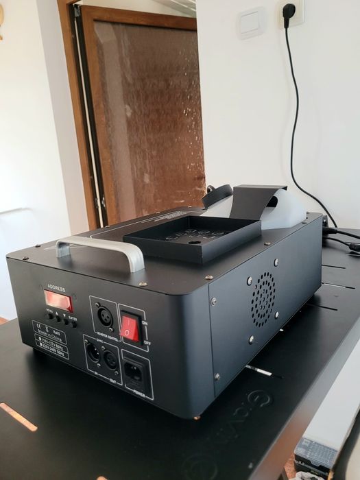 Set 2 masini de fum vertical 1500W cu 24 leduri RGB formatii dj eveni
