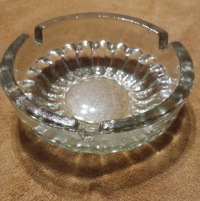 Стеклянная пепельница СССР. 
Размер 10 см/4 см. Без сколов и трещин. С