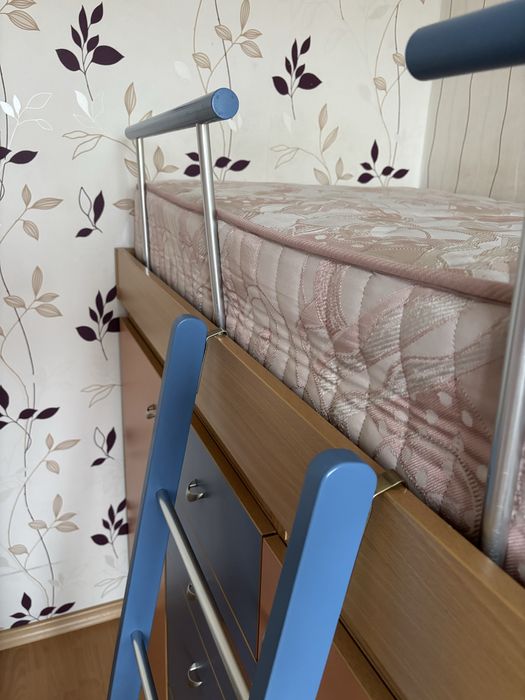 Двуетажно легло със секция