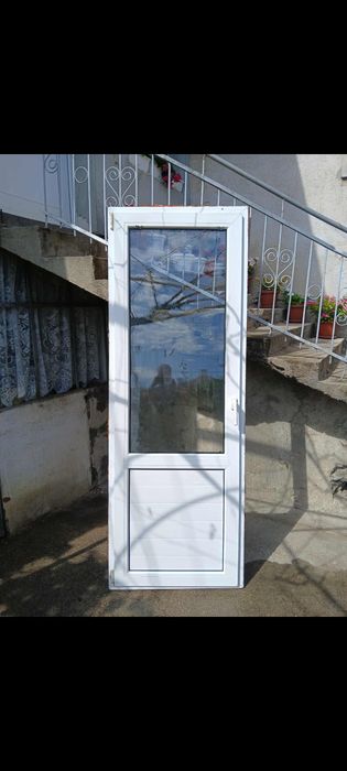 ПВЦ врата с комарник.