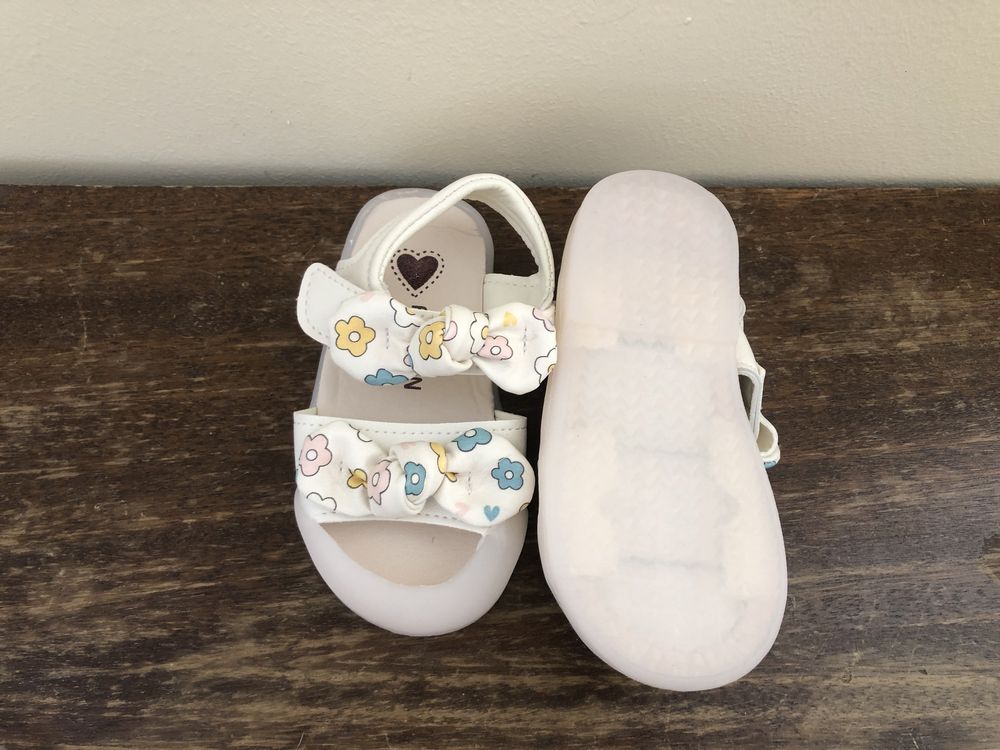 НОВИ детски боси сандали за момиче бяло,розово