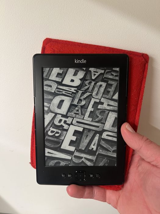 Kindle Amazon original in stare foarte buna cu husa de pasla
