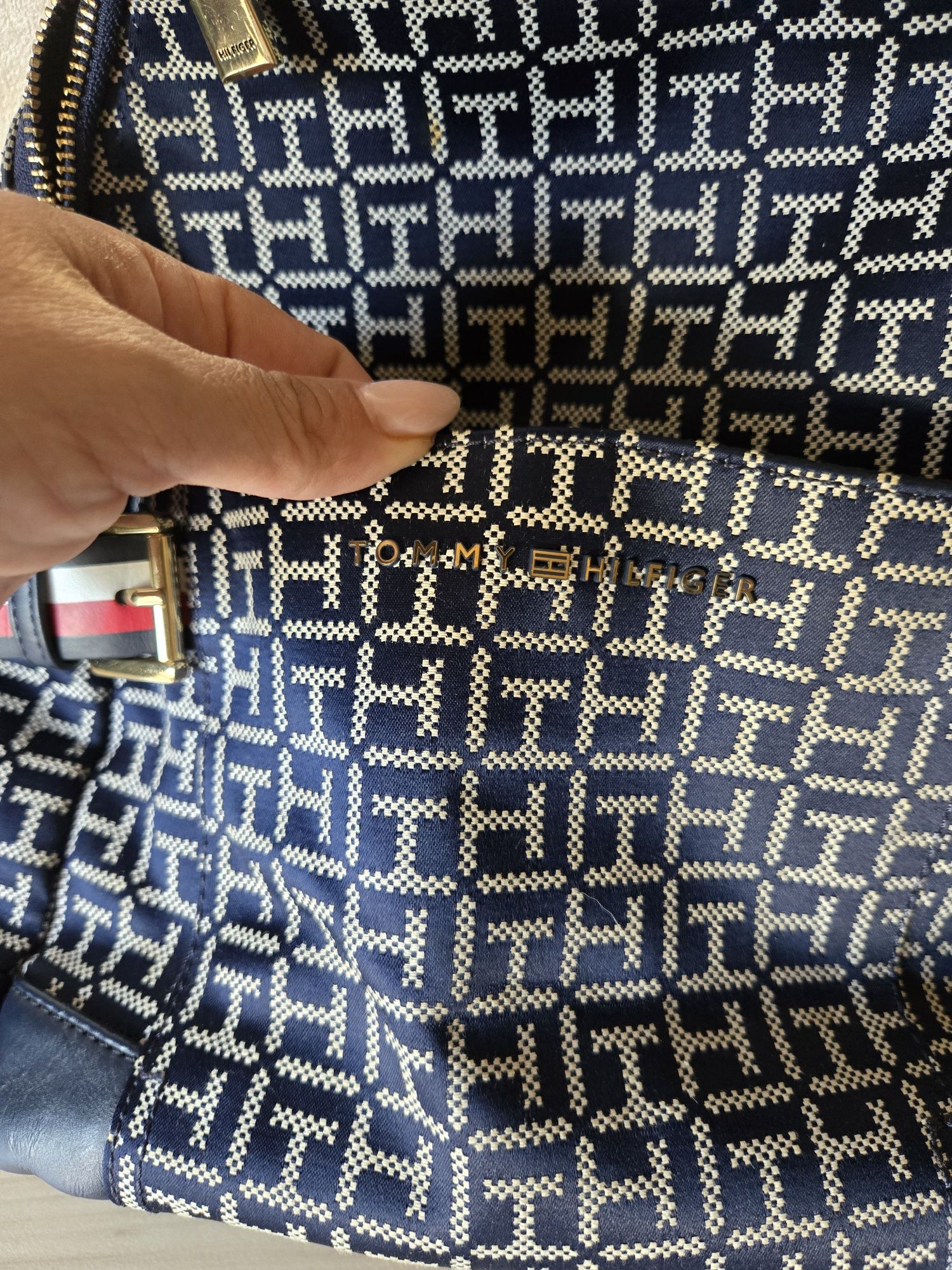 Оригинална чанта Tommy hilfiger
