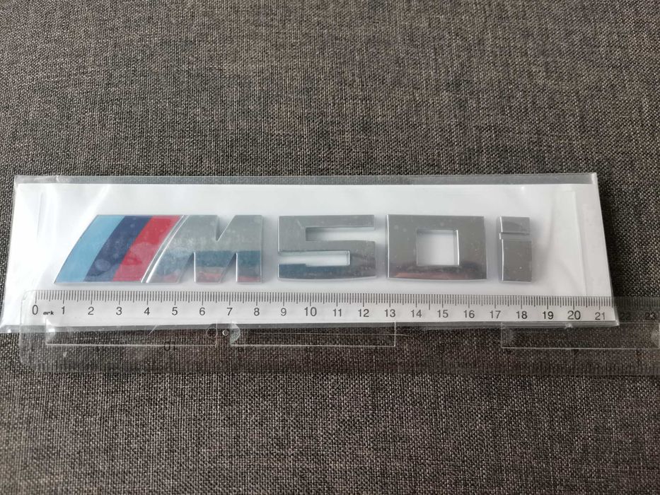 сребристо лого BMW M50i