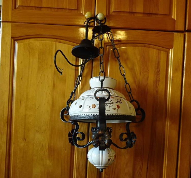 Настолна лампа и полилей  с  декорация в стил Рустик