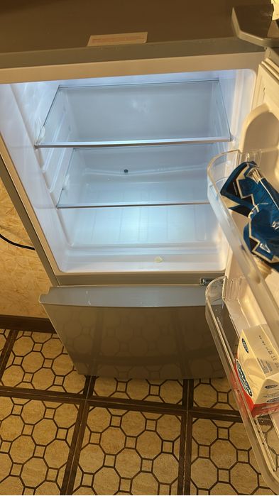 Холодильник продаеется