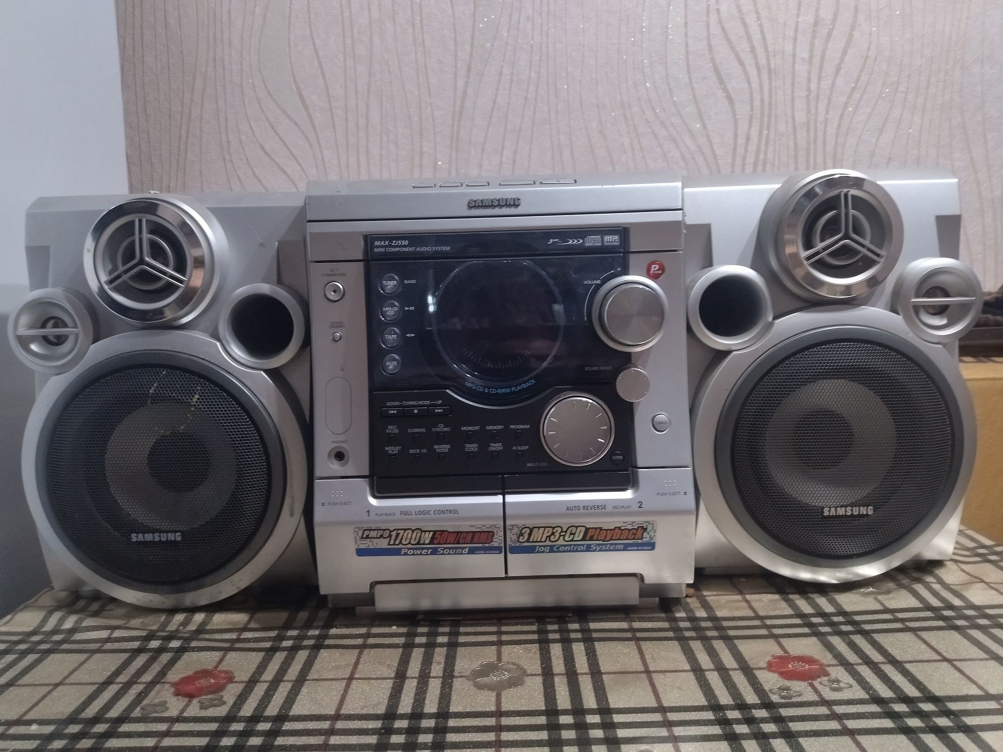 Музыкальный центр.