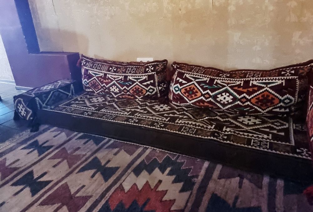 Set saltele și perne model rustic tradițional  pentru podea, paleti