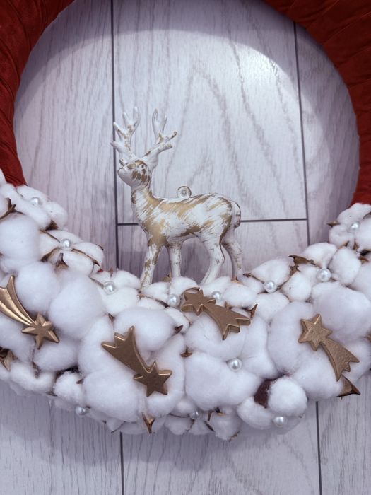 Coronita decorativa de Craciun cu catifea rosu cu alb, bumba. Handmade