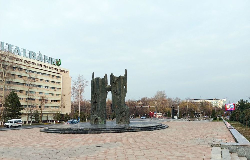 Продаю без посредников Метро Космонавтов 2х комнатную рядом с Интерпол