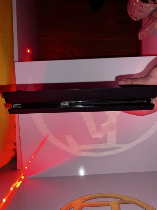 Vând ps4 slim stare buna