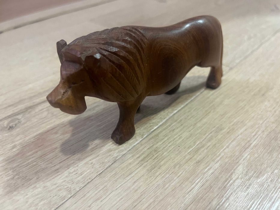 Statuete animale din lemn