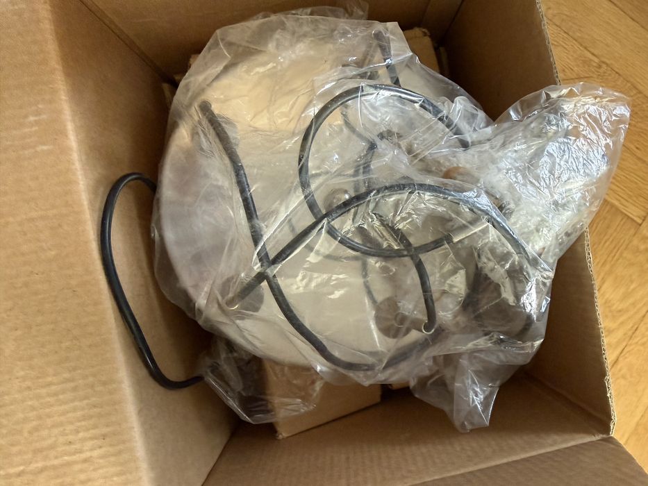 Продавам чисто нови лампи  5-ет звезди за спалня висящи корегираши