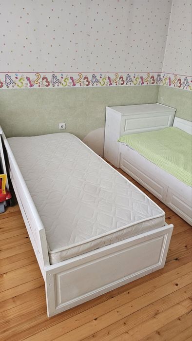 Две легла с ракла от масивна дървесина(бели)