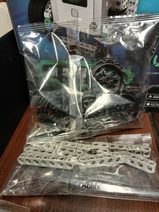 Abilix Krypton занимателен робот за програмиране.