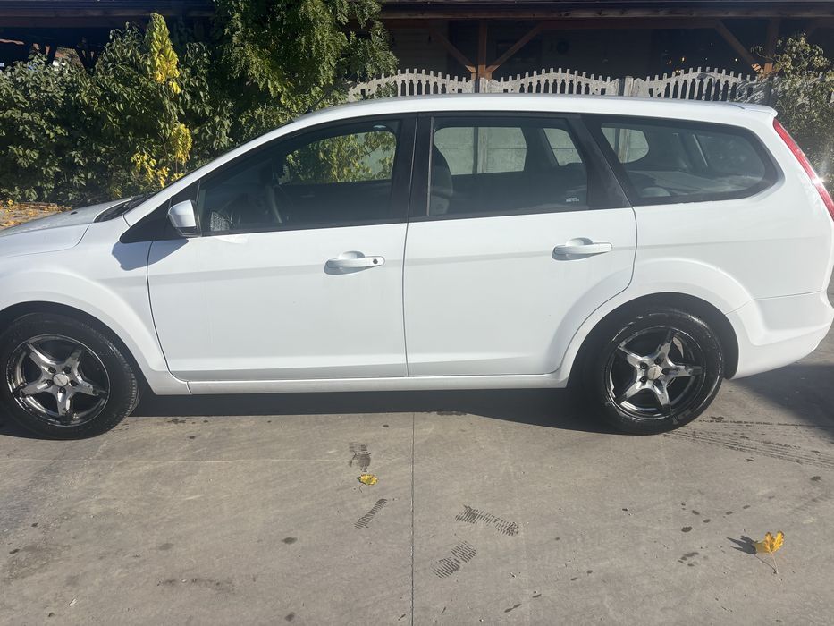 Форд фокус запазен семеен автомобил