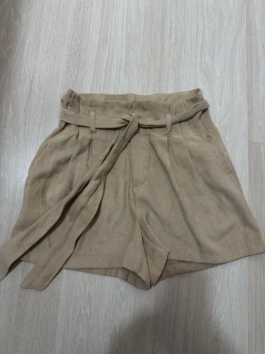 Къс пантолон от H&M. Не е използвана.