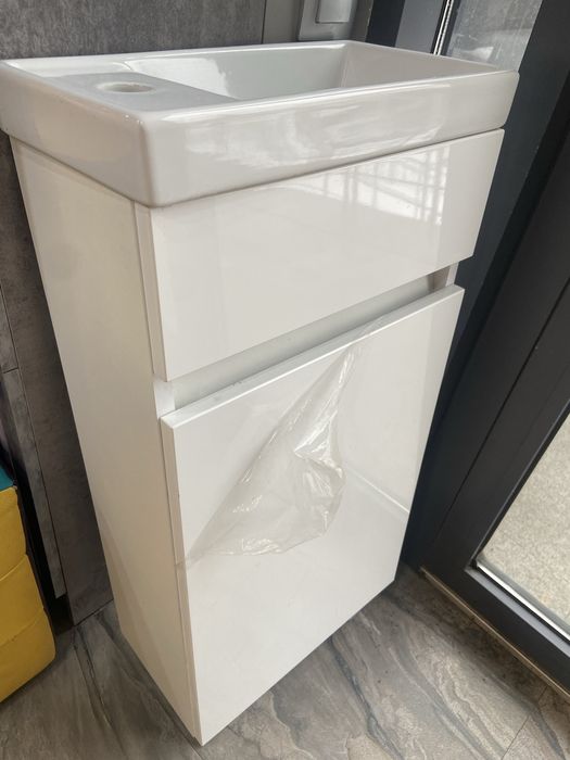 Продам новую раковину с тумбой