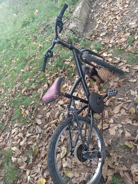 Bicicletă neagră 20 inch stare bună cu schimbător și frâne funcționale