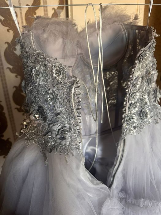 Чисто нова бална рокля